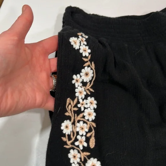 Anthropology Chloe Oliver Daisy Shorts Black with Floral Embroidery - Picture 4 of 8